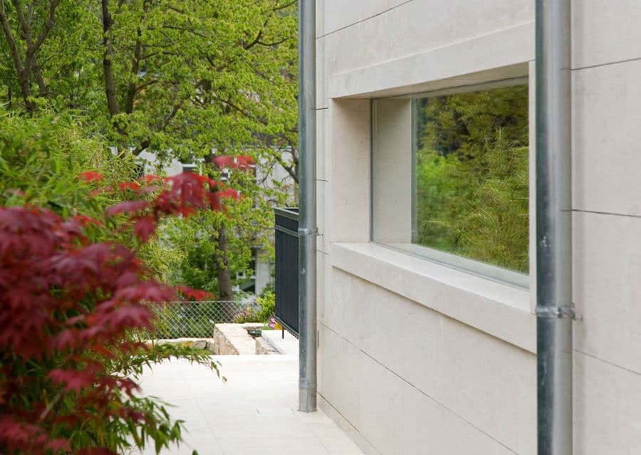 gr-natursteinfassade-villa-w900-h639 Natursteinfassade Villa mit großen Fenster