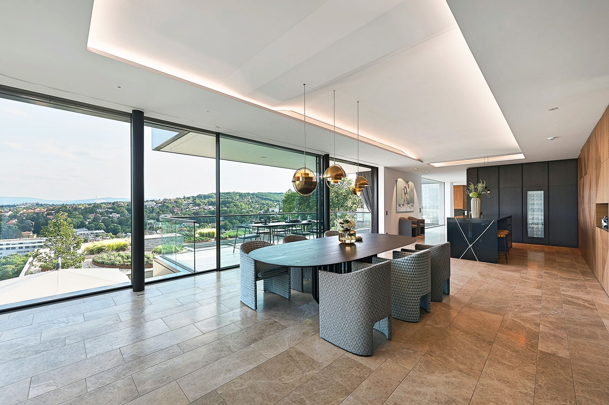 Wohnzimmer mit Blick auf Wien und edlem Natursteinboden