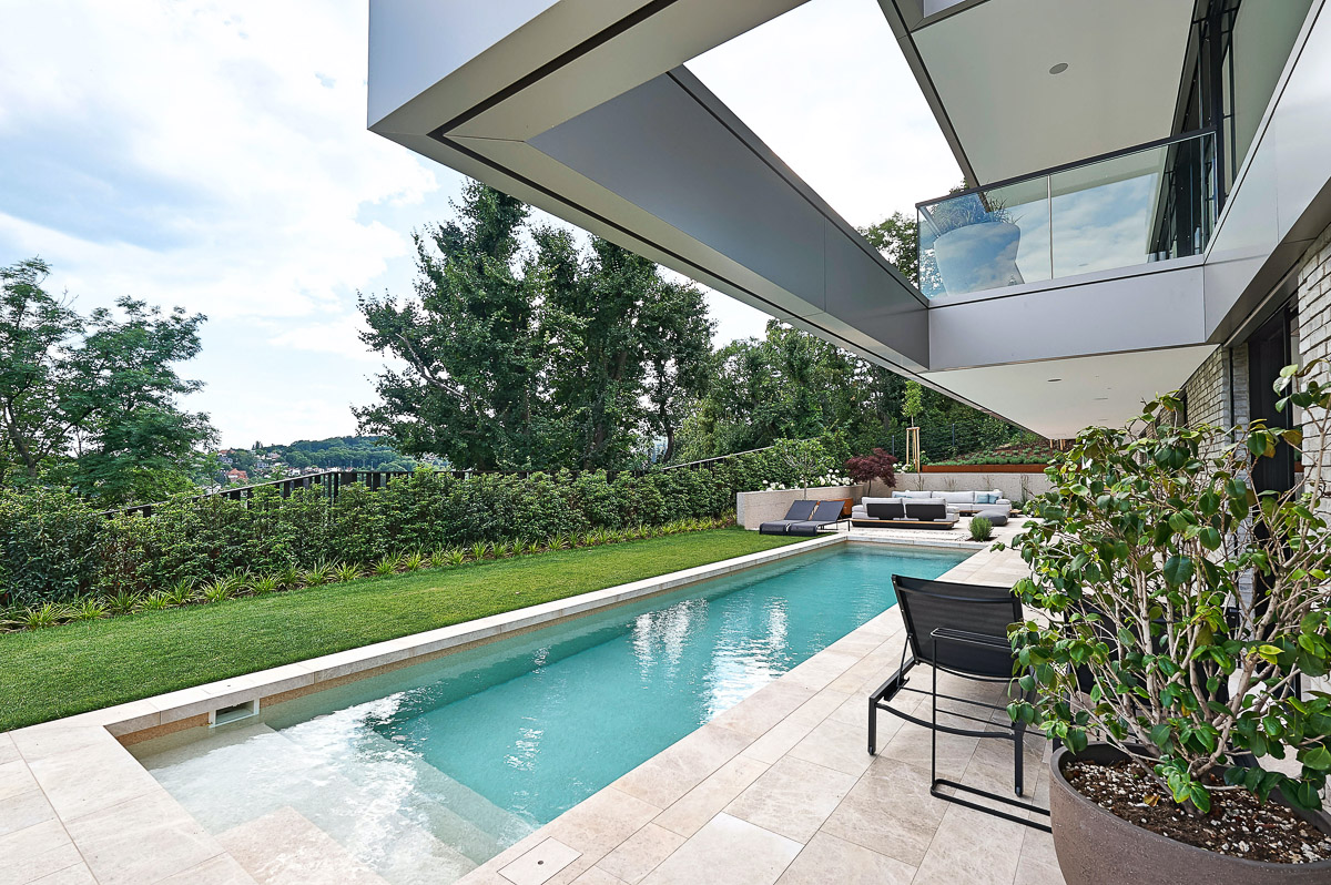 Luxus-Pool mit Naturstein in Wien