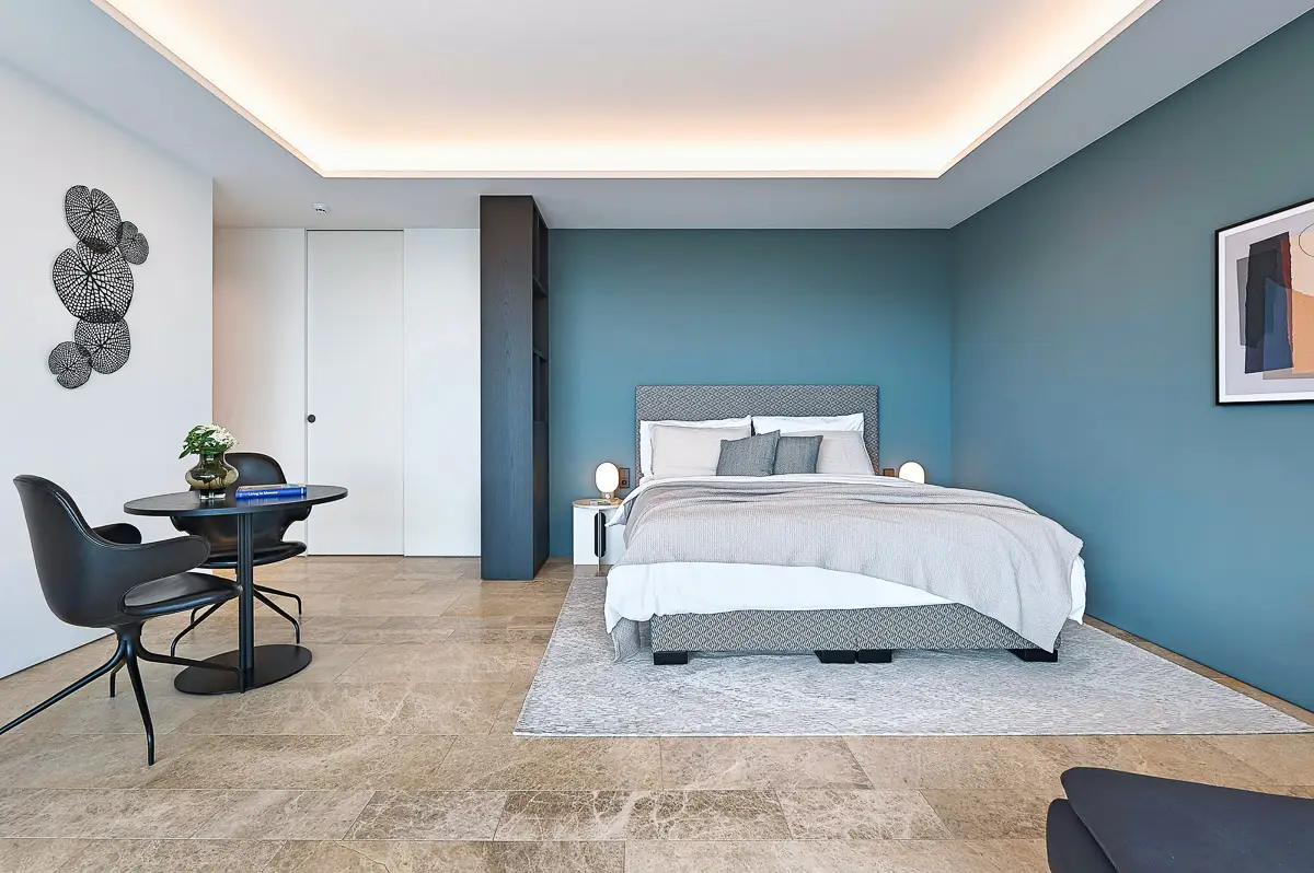 Schlafzimmer mit Natursteinboden
