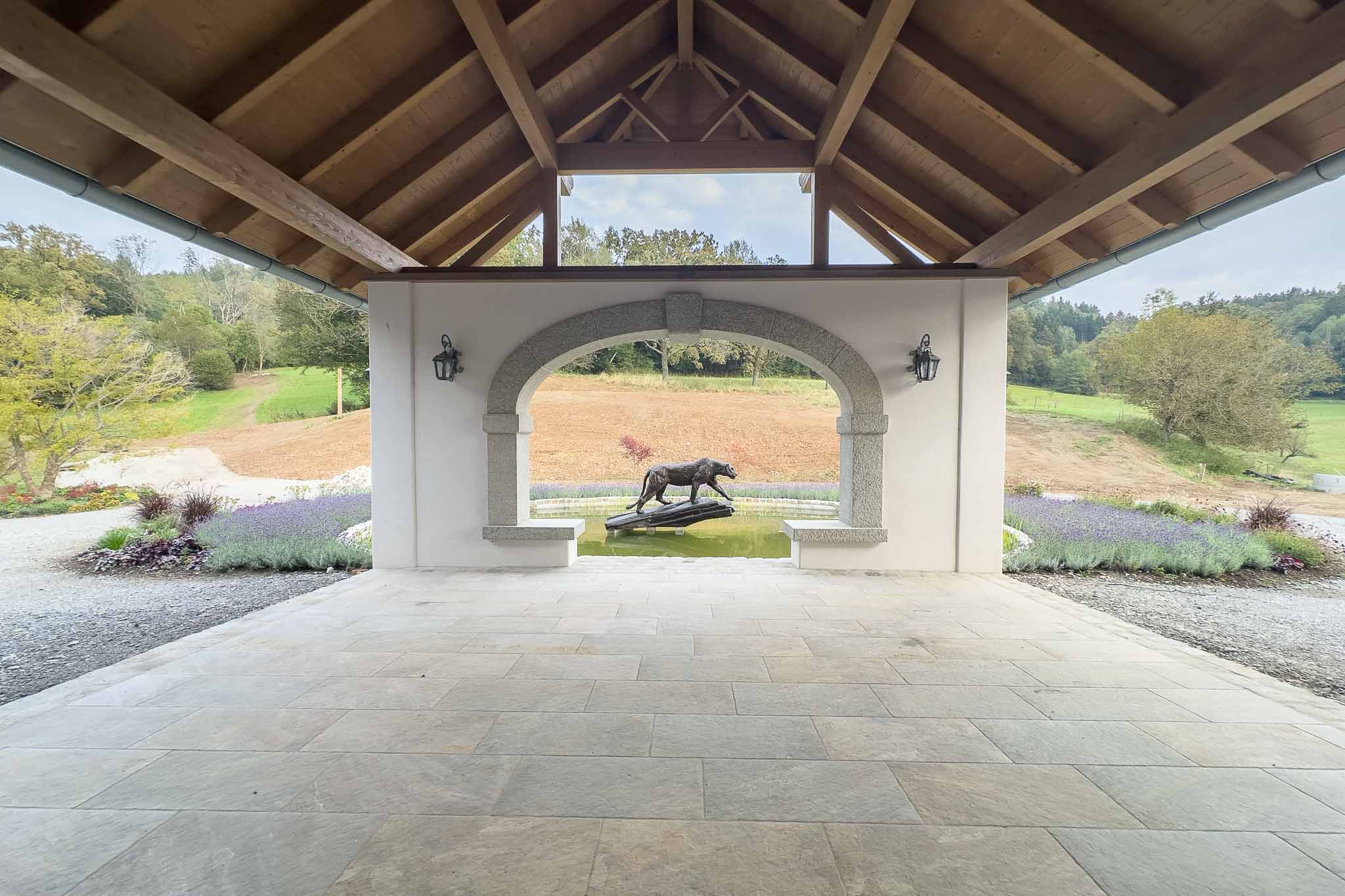Luxury farmhouse with Techno stone driveway in porcelain stoneware