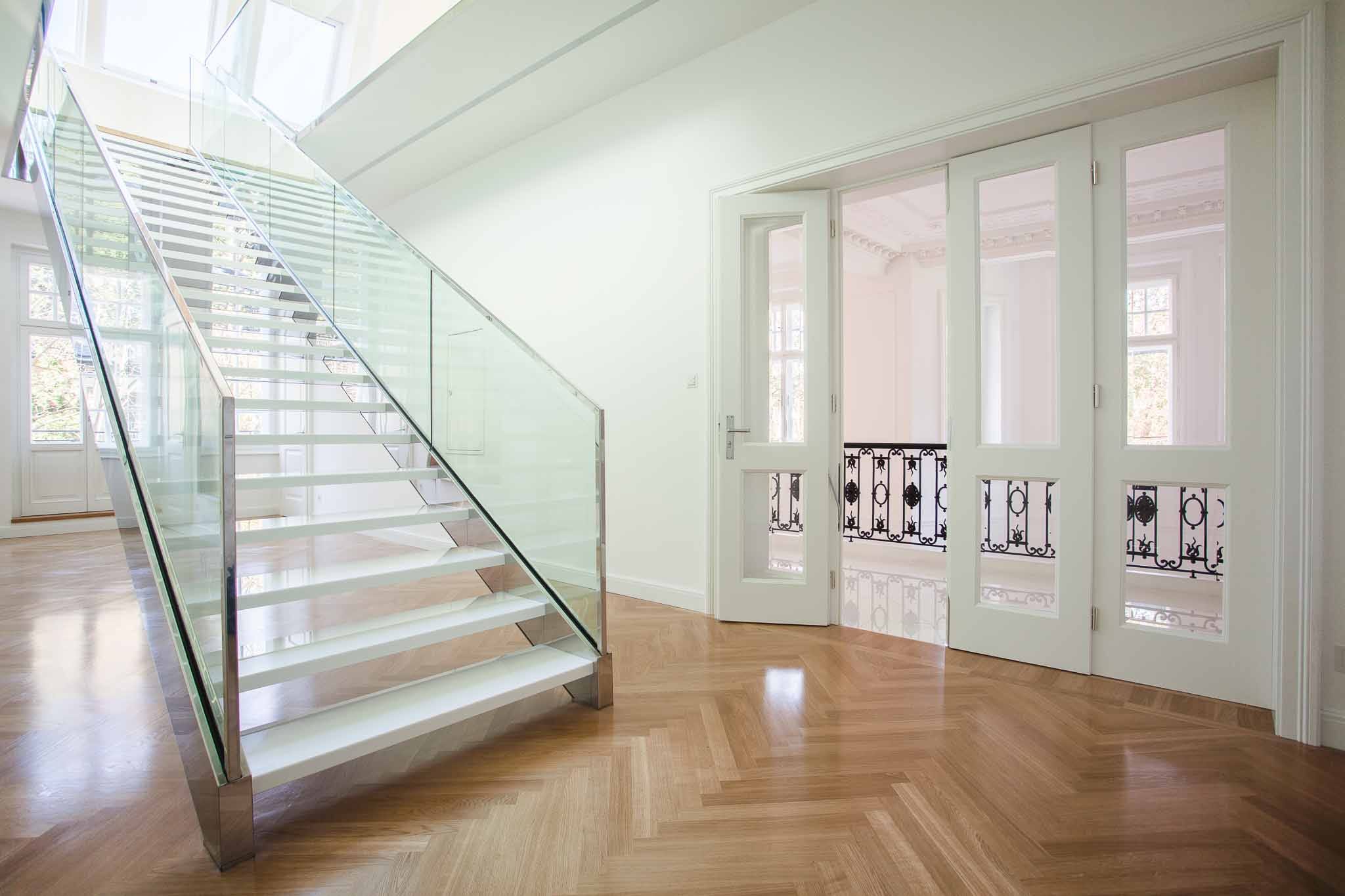 Klassische Villa mit Fischgrät Parkett und Glaskeramik Stufen