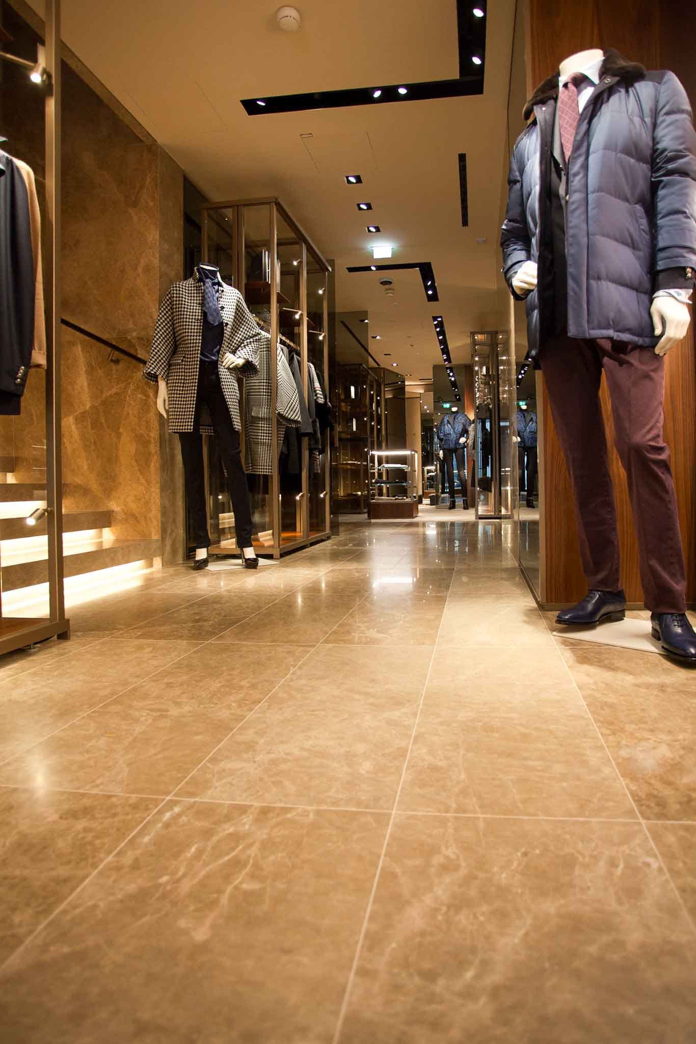 Ktion Flagship Store Wien mit Naturstein Wandverkleidung und Stufen aus Kalkstein-1 Ktion Flagship Store Wien mit Naturstein Wandverkleidung und Stufen aus Kalkstein-1
