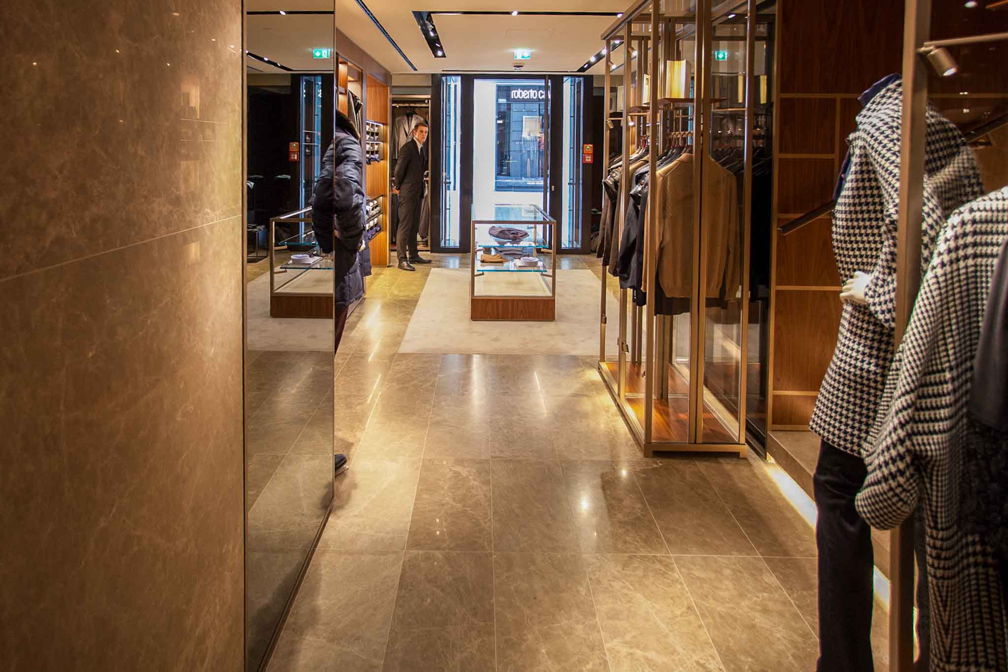 Ktion Flagship Store Wien mit Naturstein Wandverkleidung und Stufen aus Kalkstein-7 Ktion Flagship Store Wien mit Naturstein Wandverkleidung und Stufen aus Kalkstein-7