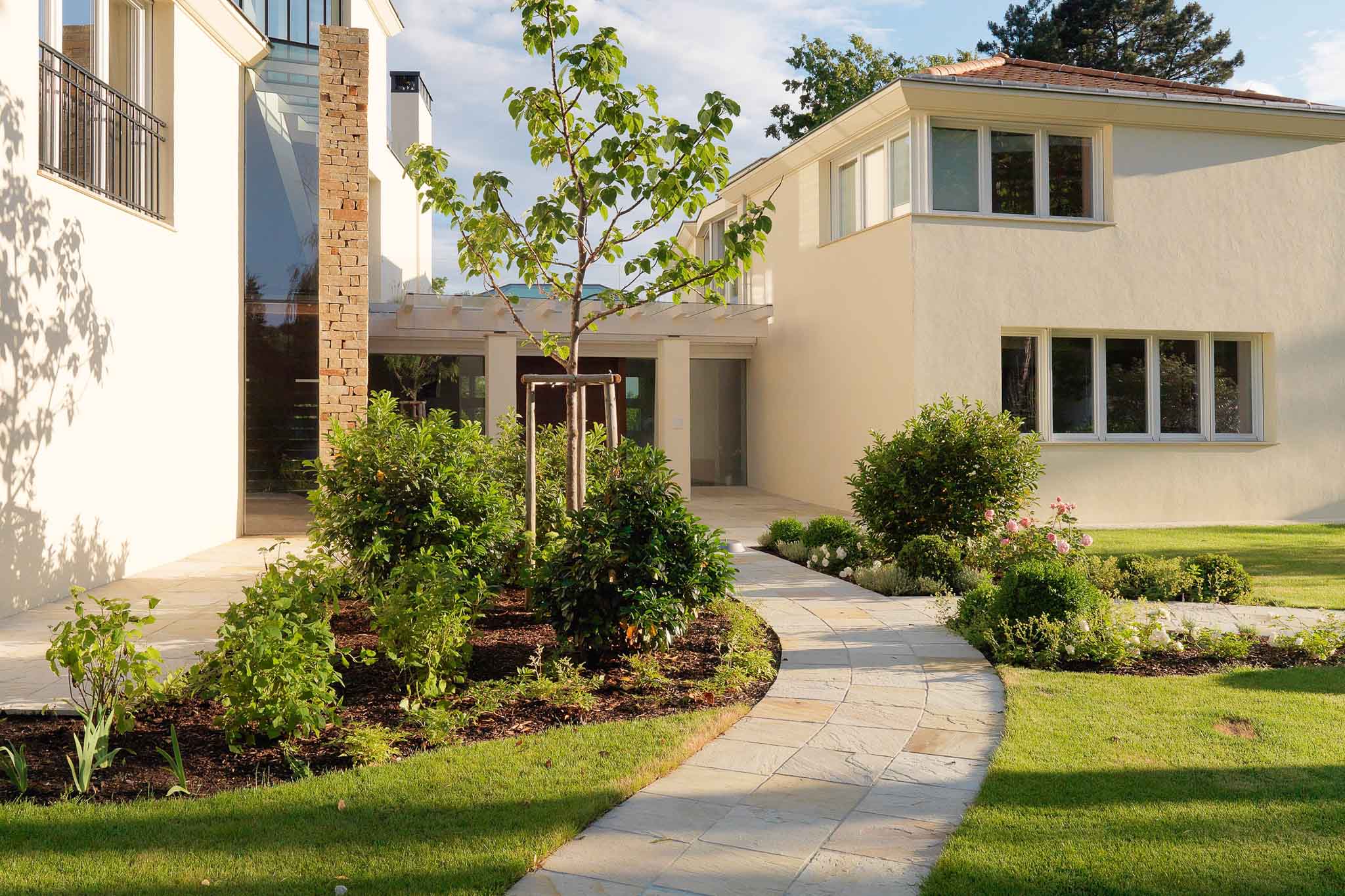 Mediterrane Villa mit Naturstein Terrassenplatten aus Sandstein und Gneis Mauer-5