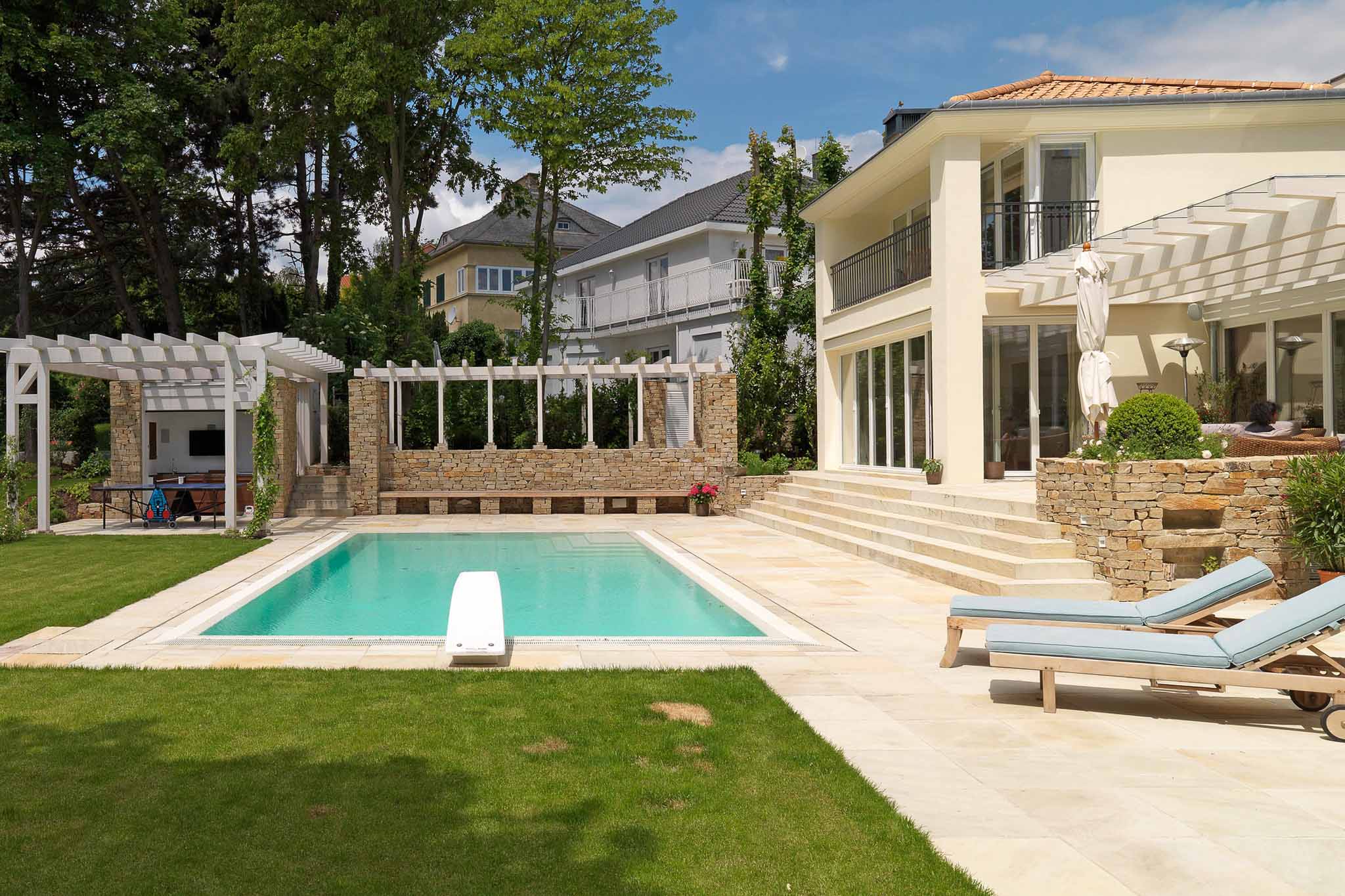 Mediterrane Villa mit Sandstein Terrassenplatten am Pool und Gneis Mauer-2