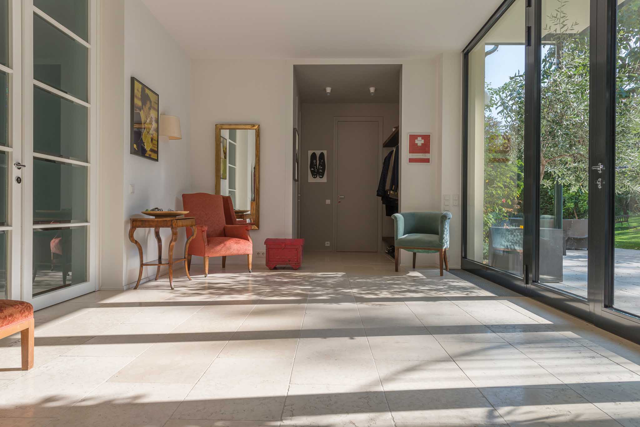 Classic villa in Vienna with natural stone floor made of limestone-01