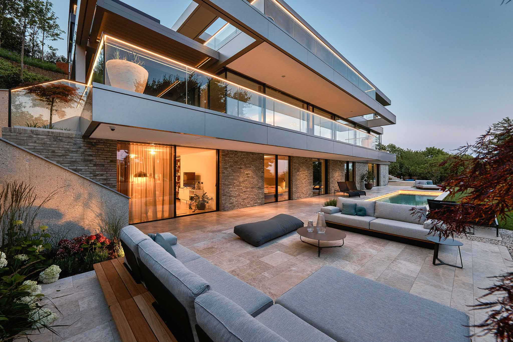 Villa mit Terrasse aus Dolomit Naturstein Platten