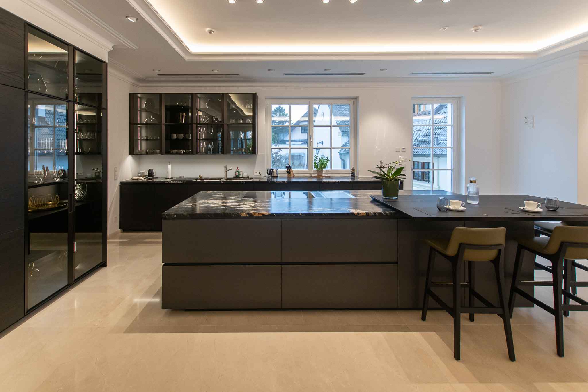 Luxus-Villa mit Naturstein Boden in Beige in der Wohnküche-1 Luxus-Villa mit Naturstein Boden in Beige in der Wohnküche-1