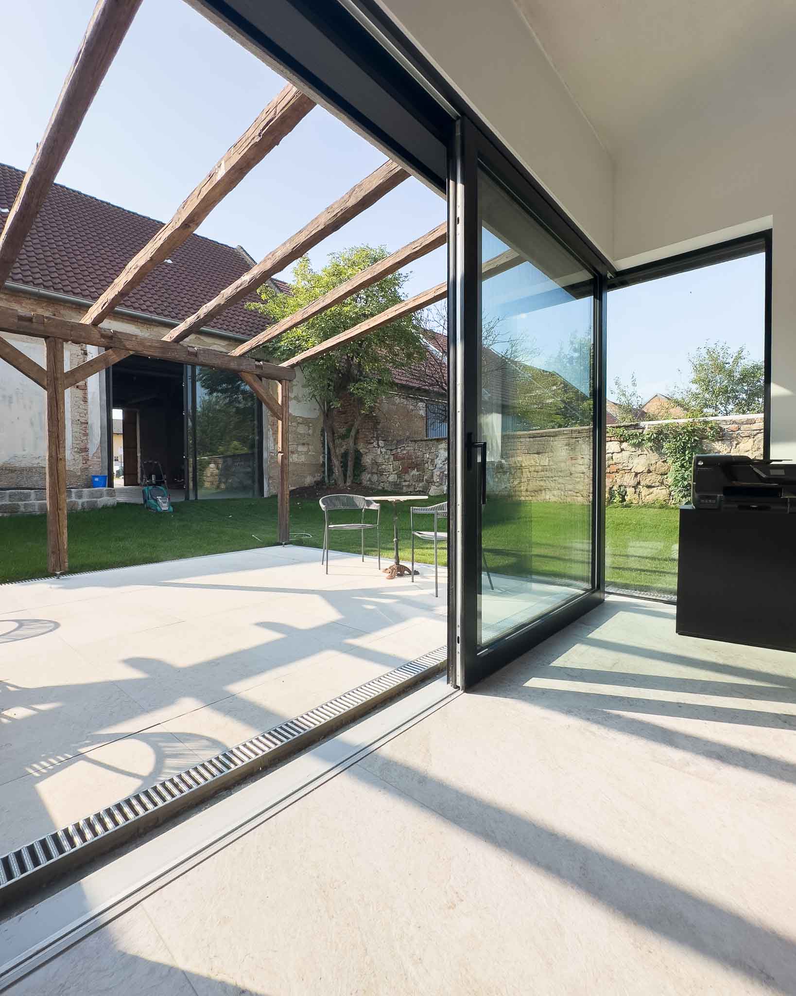 Boden und Terrasse aus Feinsteinzeug in greige
