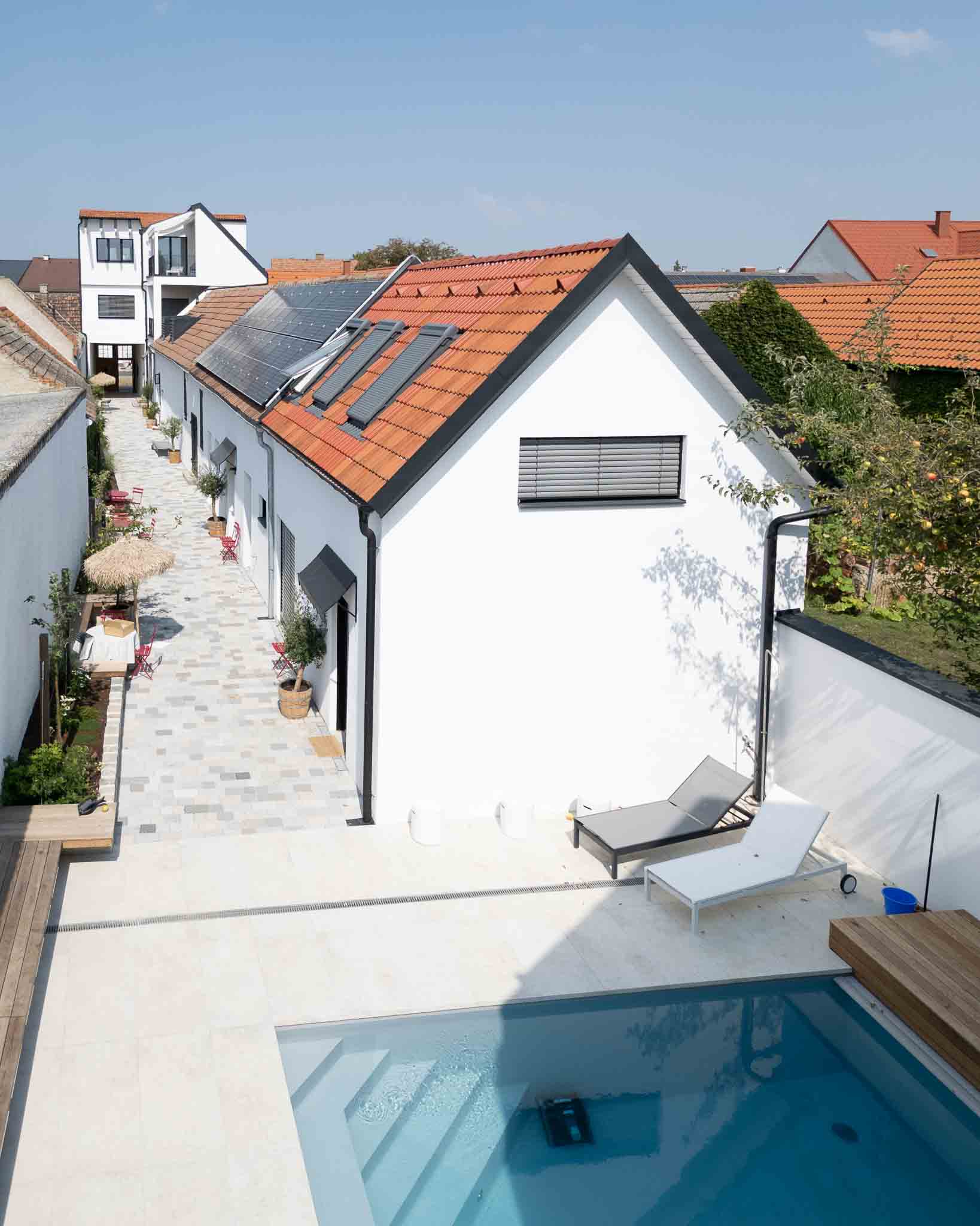 Feinsteinzeug Poolterrasse und Granitpflaster