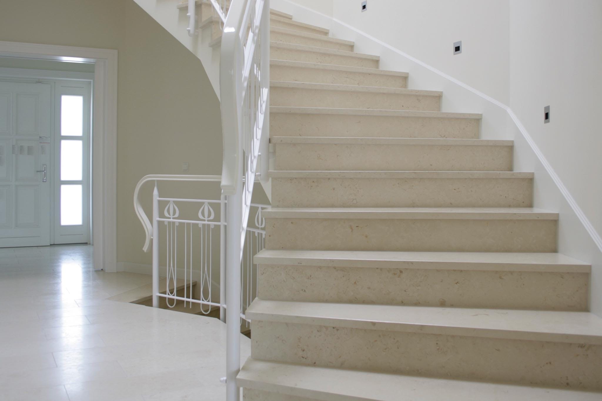 Kalkstein Naturstein Bodenplatten beige