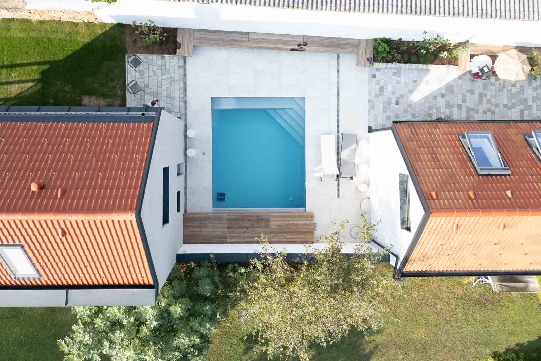 Poolterrasse aus Feinsteinzeug Terrassenplatten und Naturstein Pflasterweg aus Granit