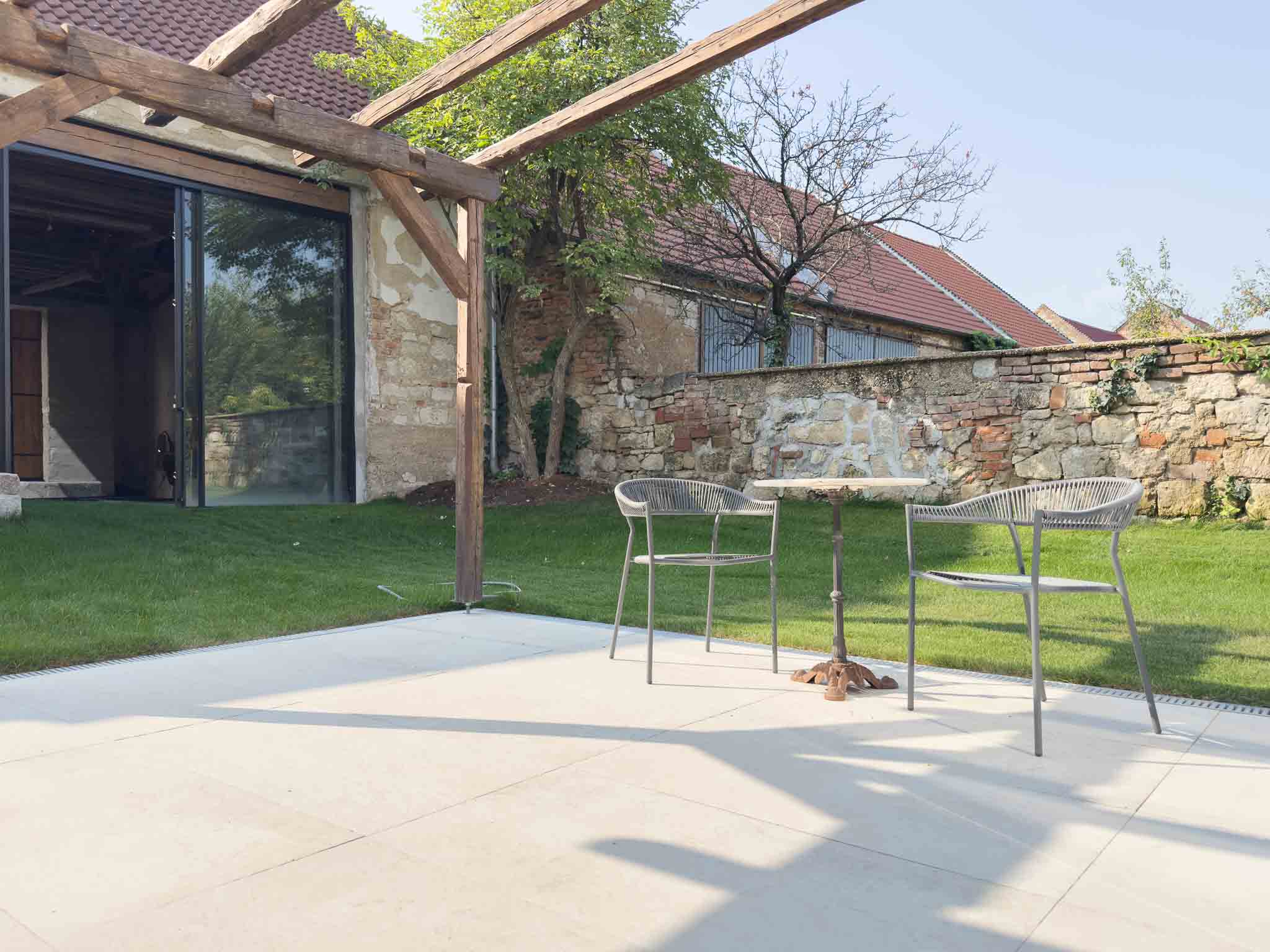 Terrasse mit Feinsteinzeug Platten in greige