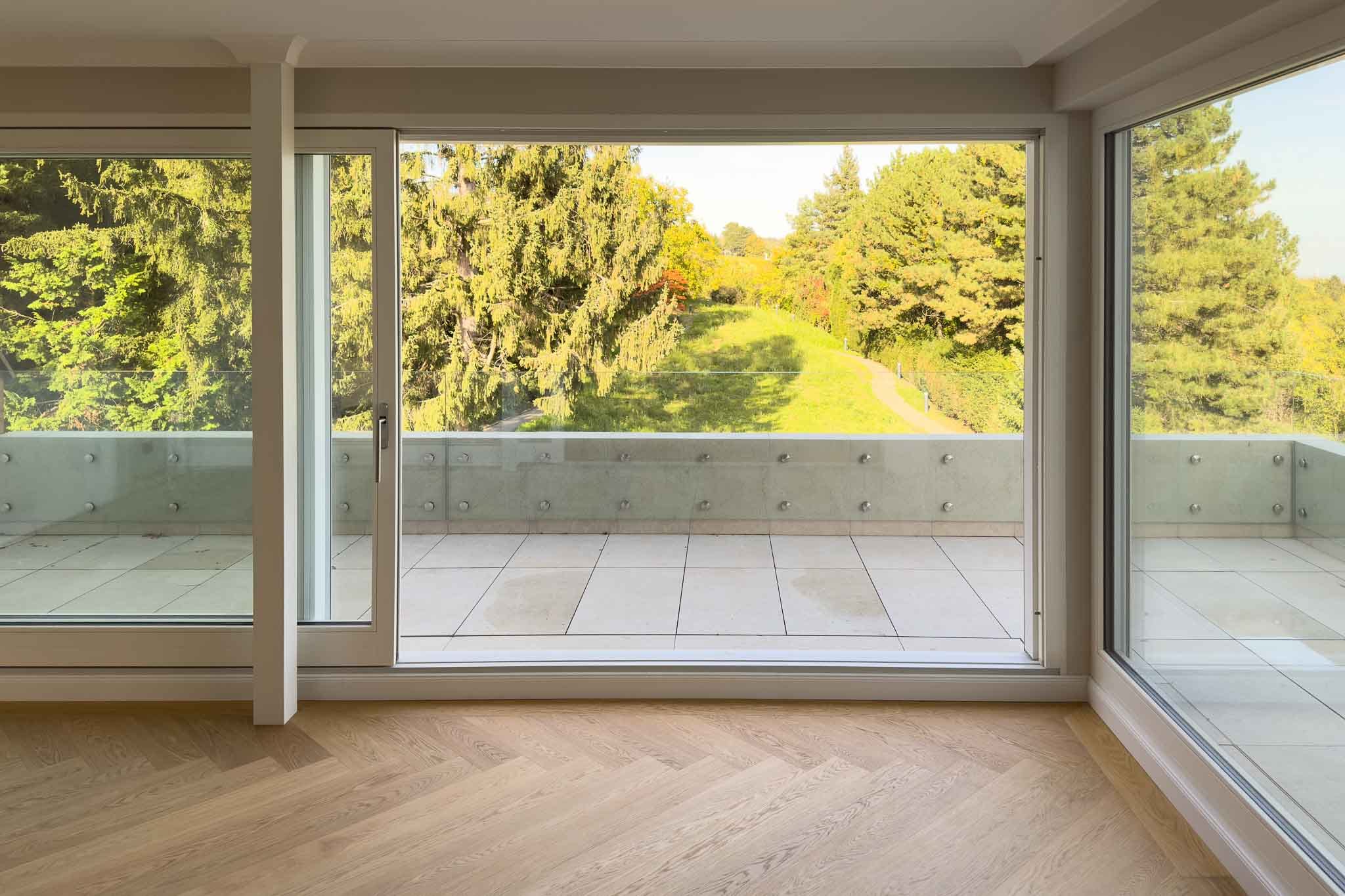 Villa with porcelain stoneware patio tiles in greige