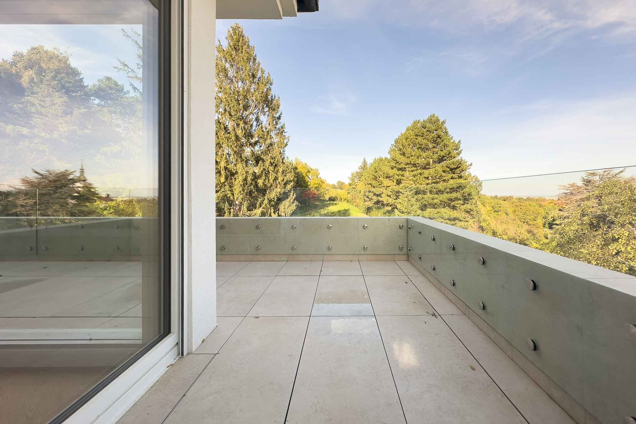 Villa with porcelain stoneware patio tiles in greige