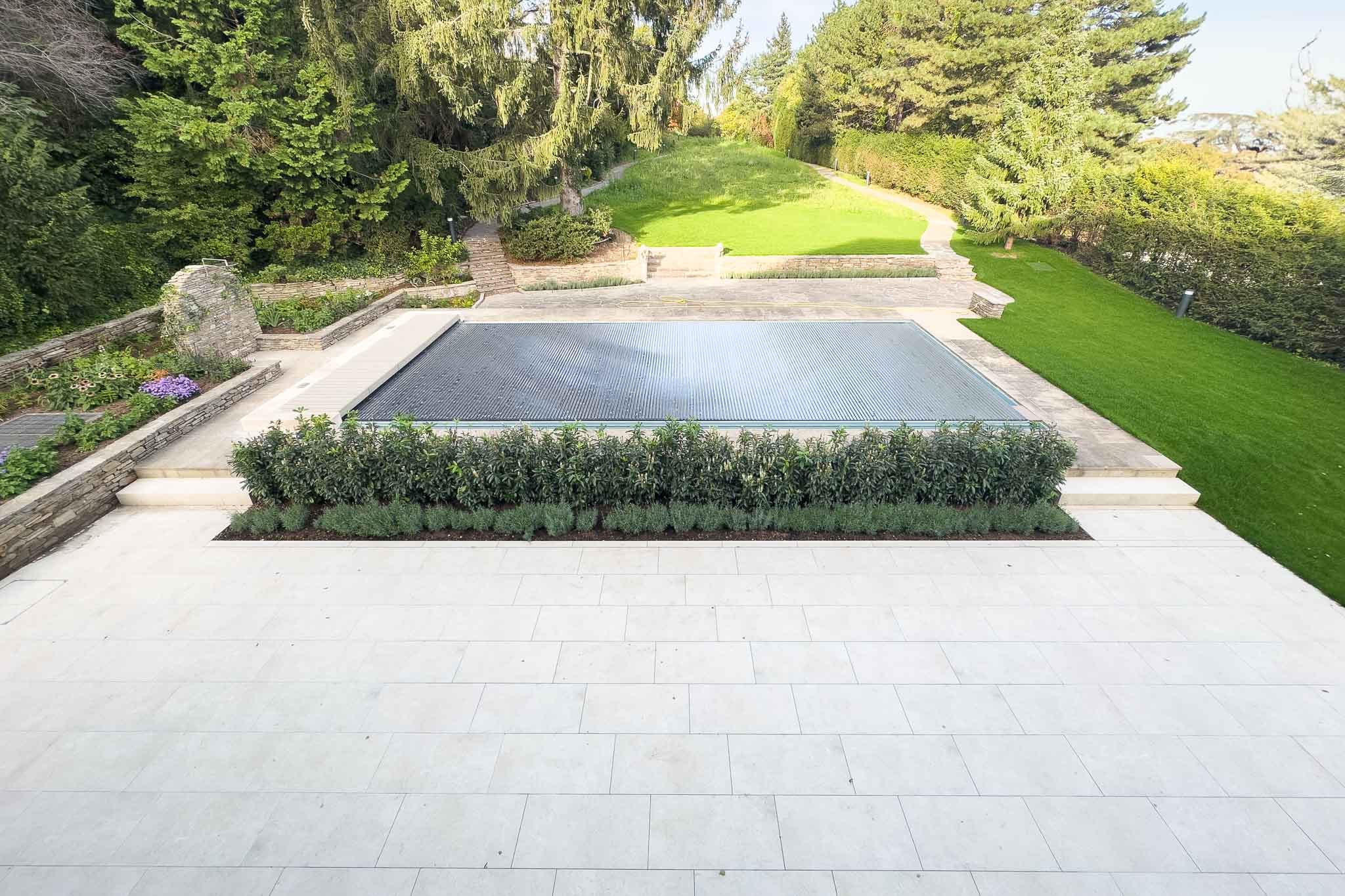 Villa with porcelain stoneware patio tiles in greige
