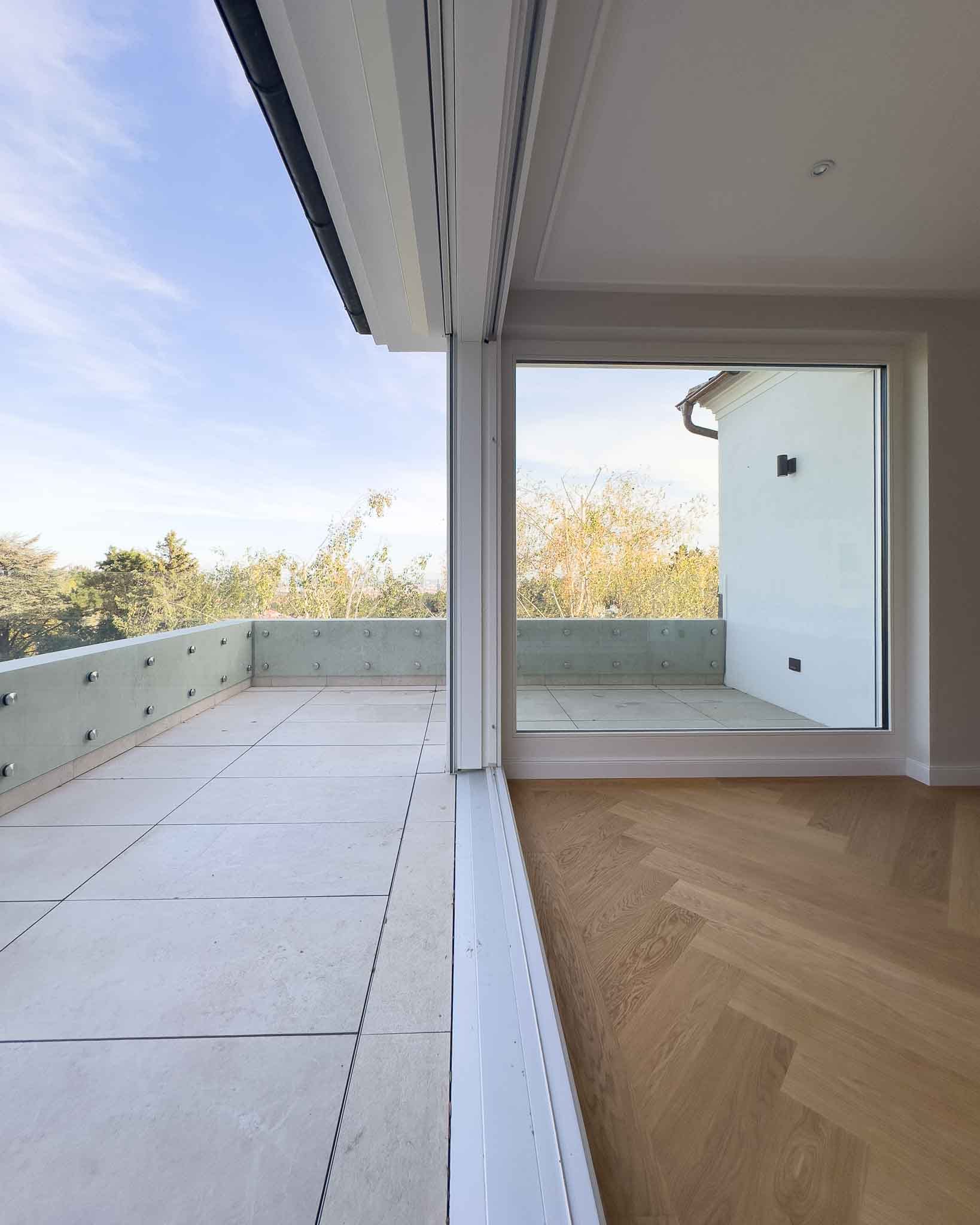 Villa with porcelain stoneware patio tiles in greige